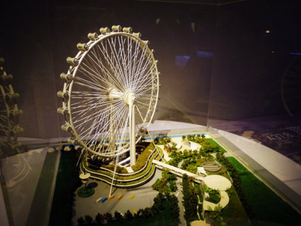 42层楼高的新加坡摩天轮的轮体直径达150米,安置在3层的休闲购物