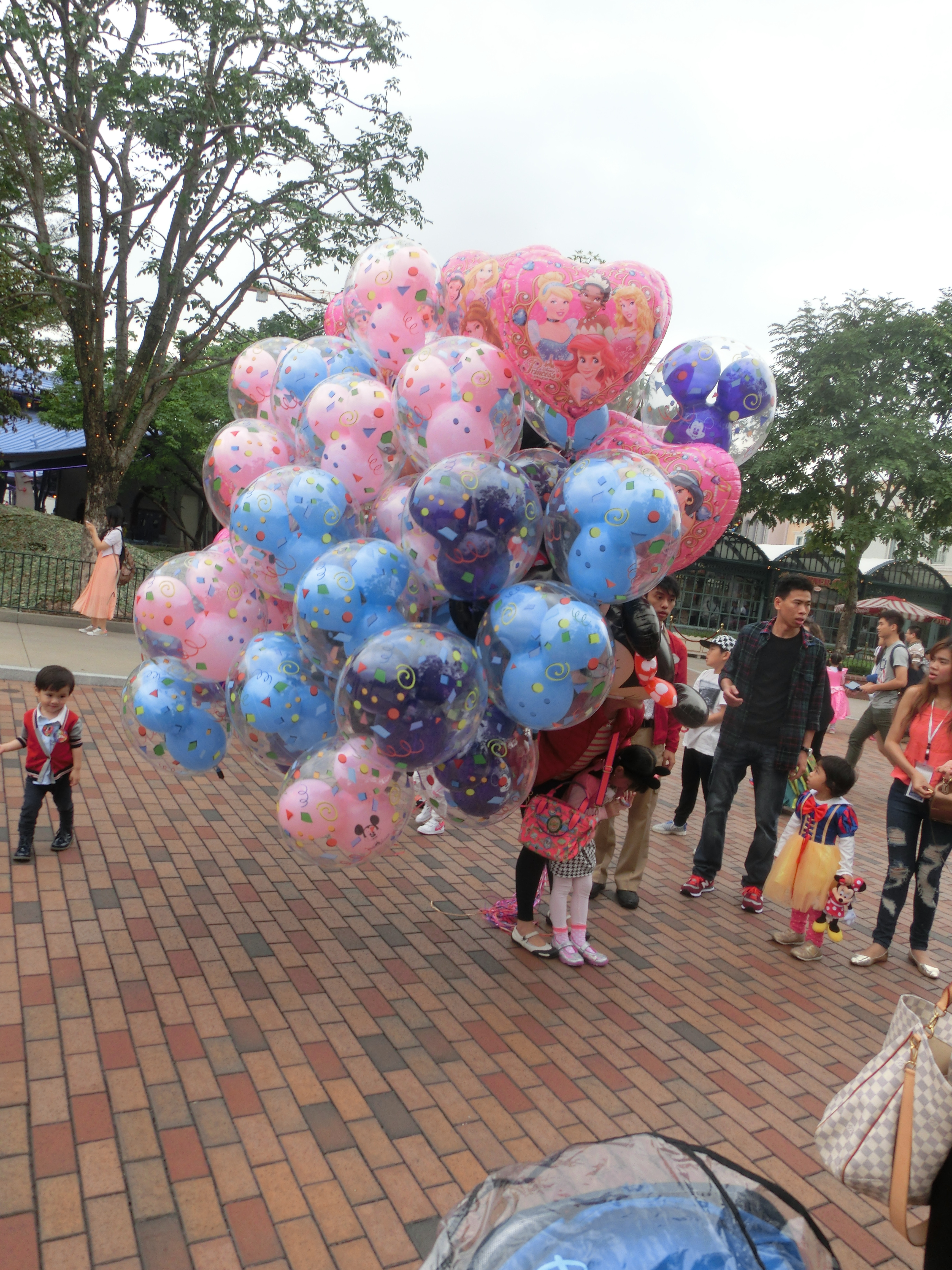 气球完全是游乐园里面不能缺少的元素之一.