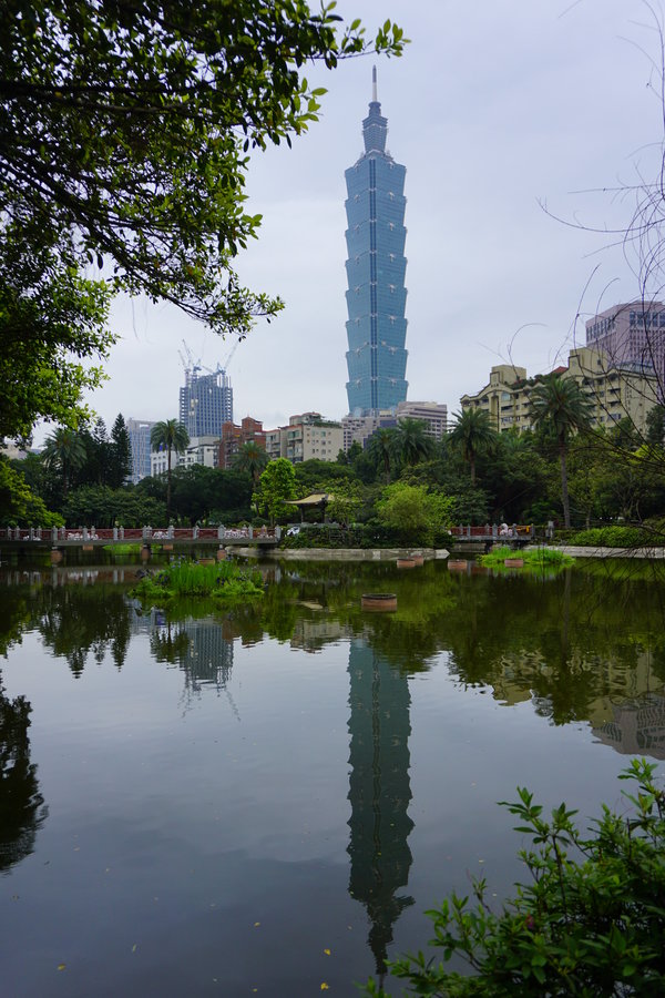 准备离开中山公园时,看见有个翠湖,据说是台北市最大的人工湖.